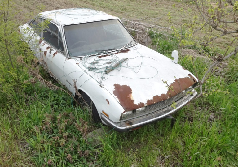 錆びついた廃車